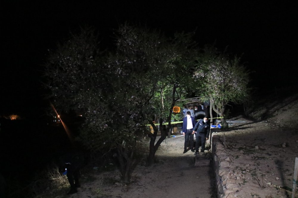 Barakada cinayet! Genç kadın vahşice bıçaklandı