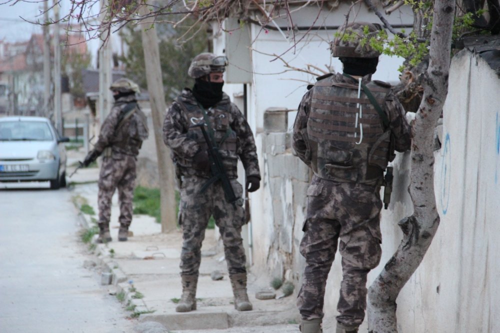Konya Özel Harekat ekiplerinden zehir tacirlerine operasyon! 5 ilde 34 gözaltı