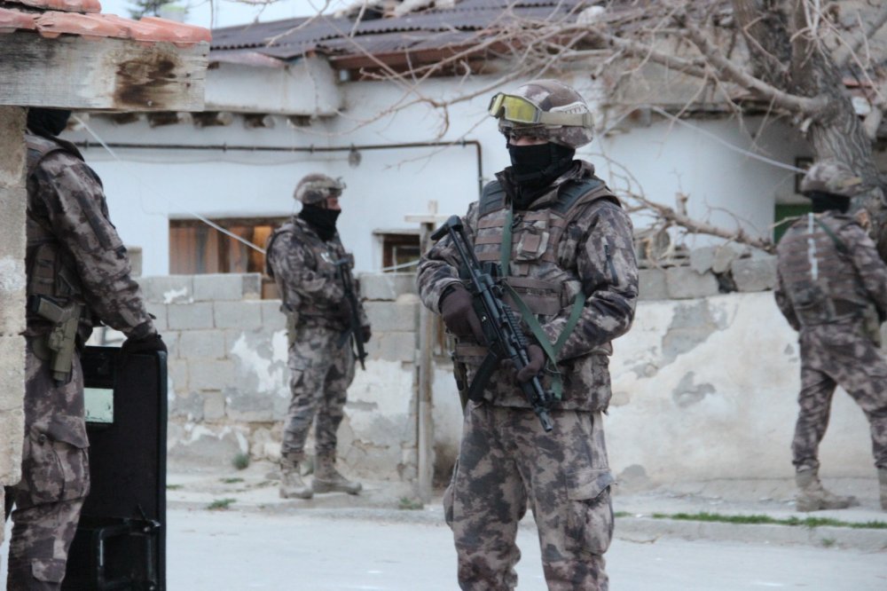 Konya Özel Harekat ekiplerinden zehir tacirlerine operasyon! 5 ilde 34 gözaltı