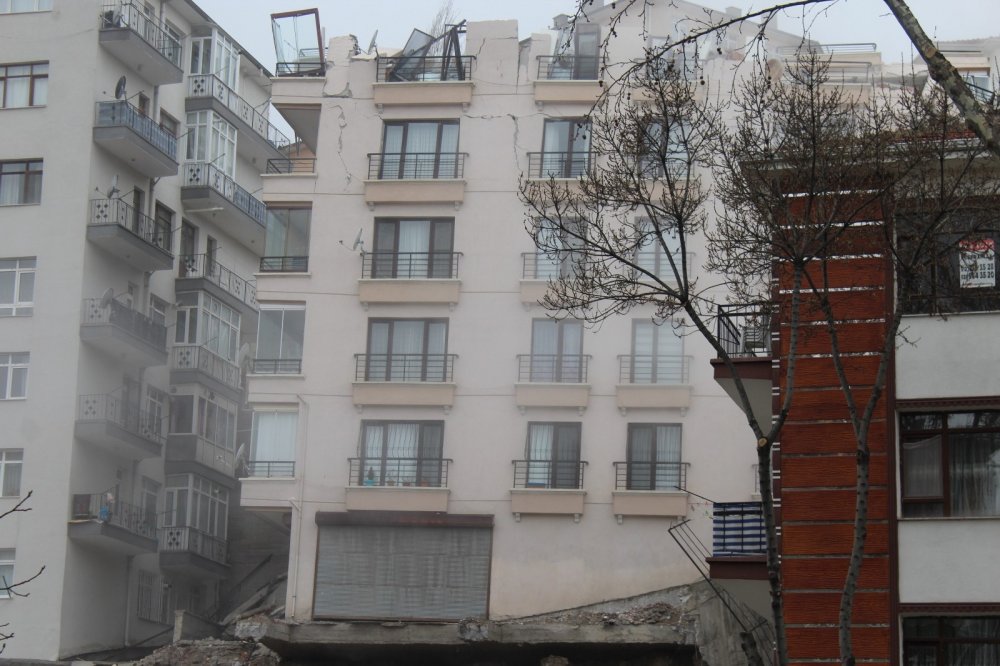 Açelya Apartmanı’nda kontrollü yıkım sürüyor!