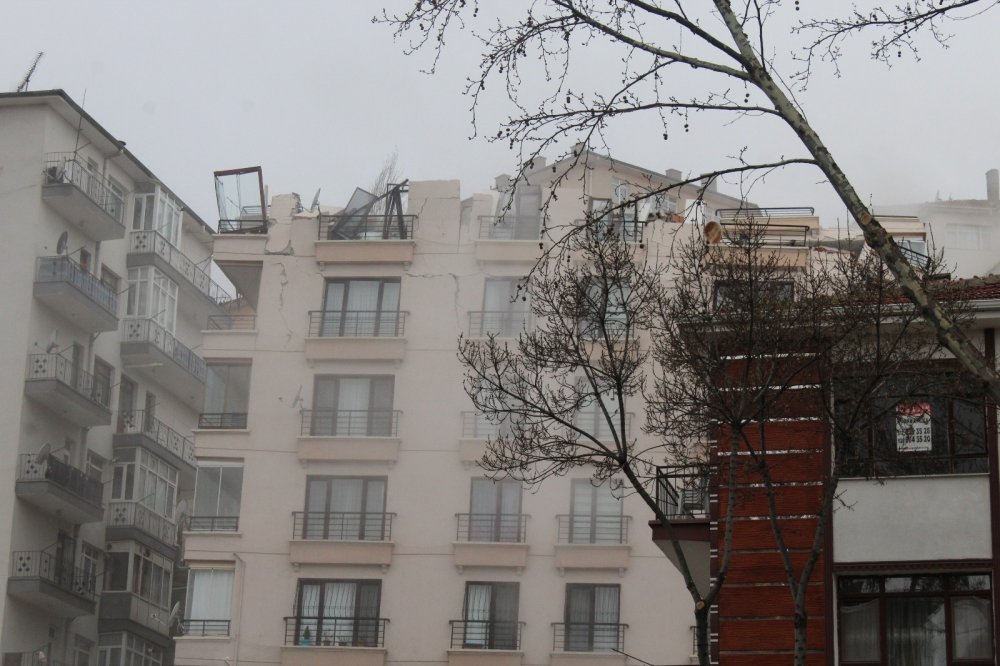 Açelya Apartmanı’nda kontrollü yıkım sürüyor!