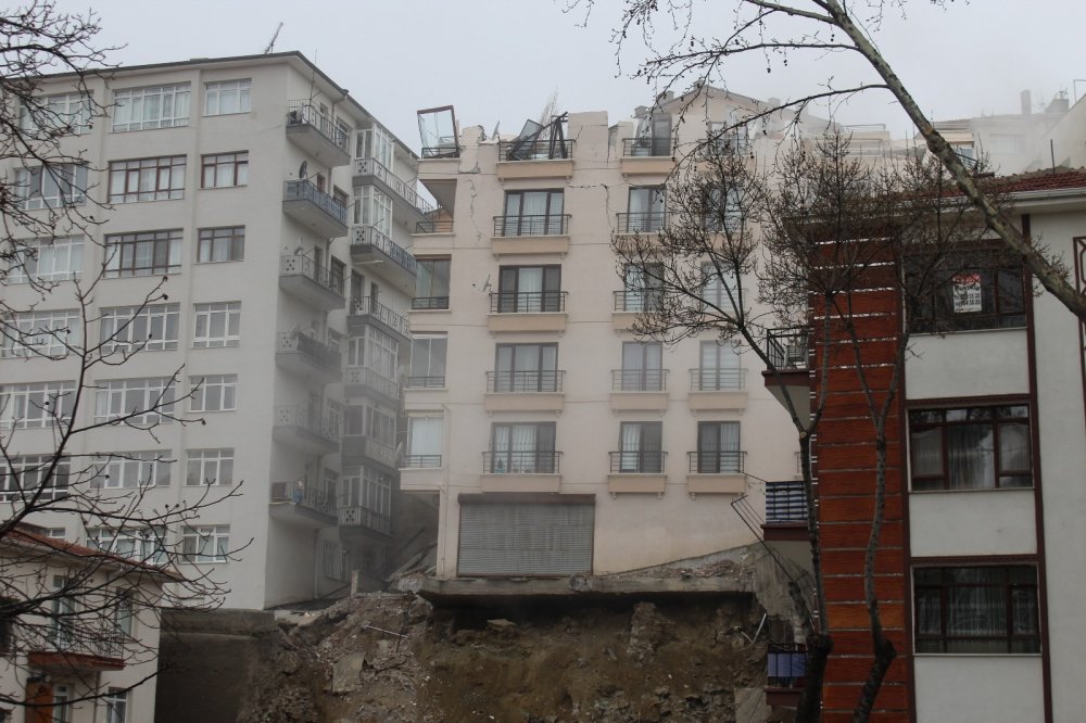 Açelya Apartmanı’nda kontrollü yıkım sürüyor!