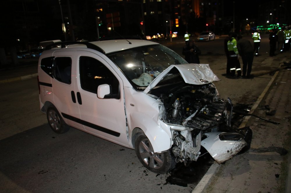 Kısıtlamada zincirleme kaza! 5 yaralı