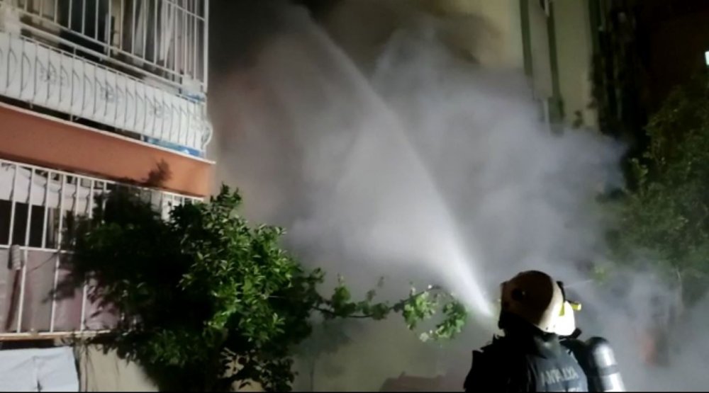 Gece yarısı korkutan yangın! Patlamayı duyan mahalleli sokağa döküldü
