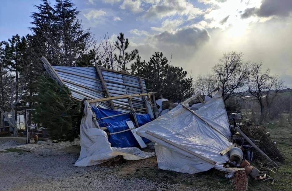 Heşey bir anda oldu! Seralar rüzgarlara teslim oldu