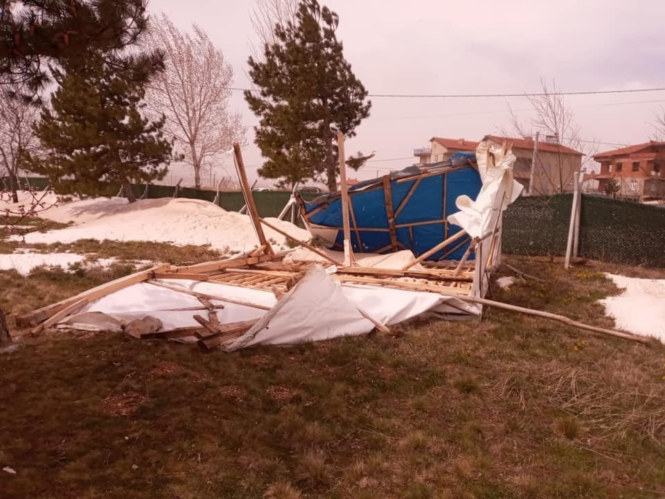 Heşey bir anda oldu! Seralar rüzgarlara teslim oldu