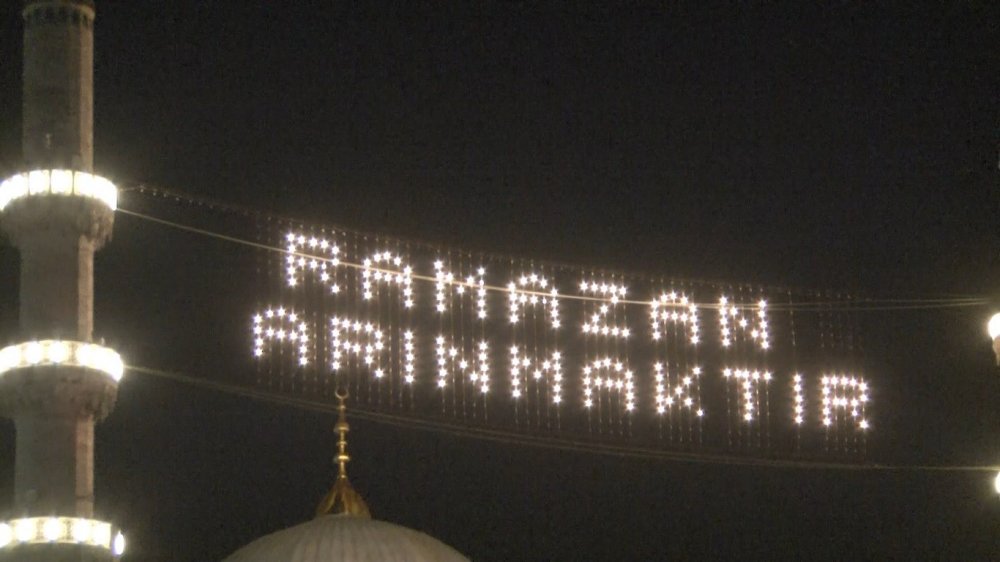 İstanbul’da boş kalan camiler mahyalarla süslendi