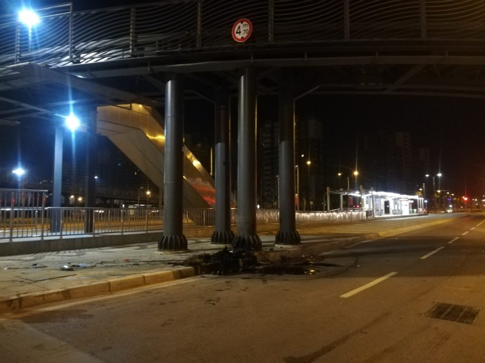 Üst geçidin ayağına çarpan otomobil hurdaya döndü! 1 ağır yaralı