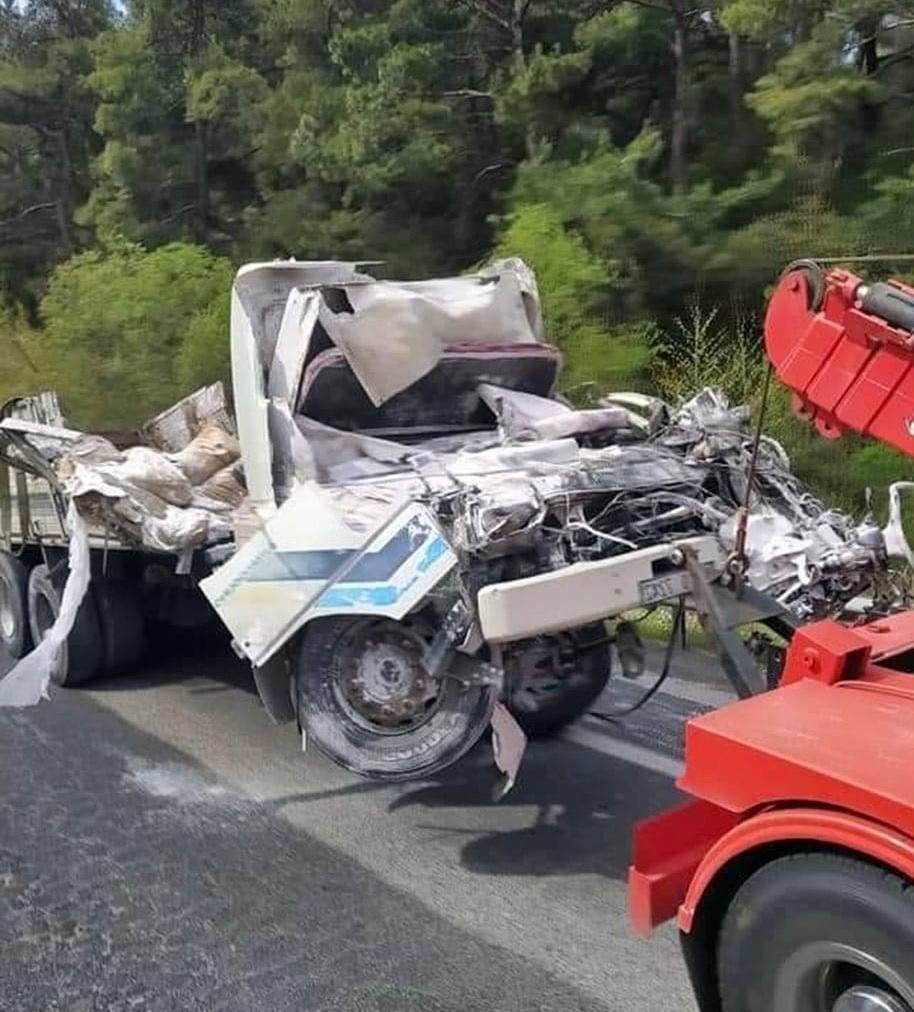 Freni patlayan motor yağı yüklü kamyon devrildi! 1 ölü