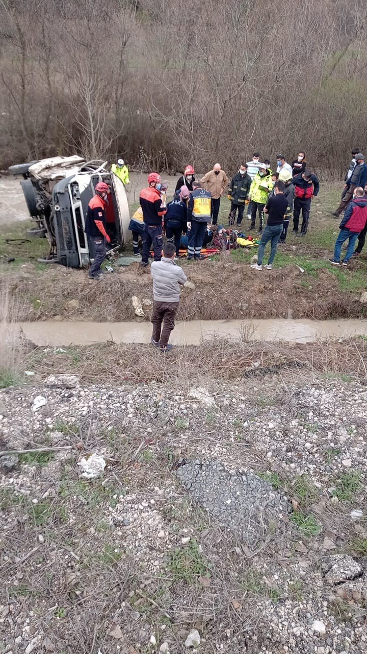 Takla atan kamyonet şarampole yuvarlandı! 2 yaralı