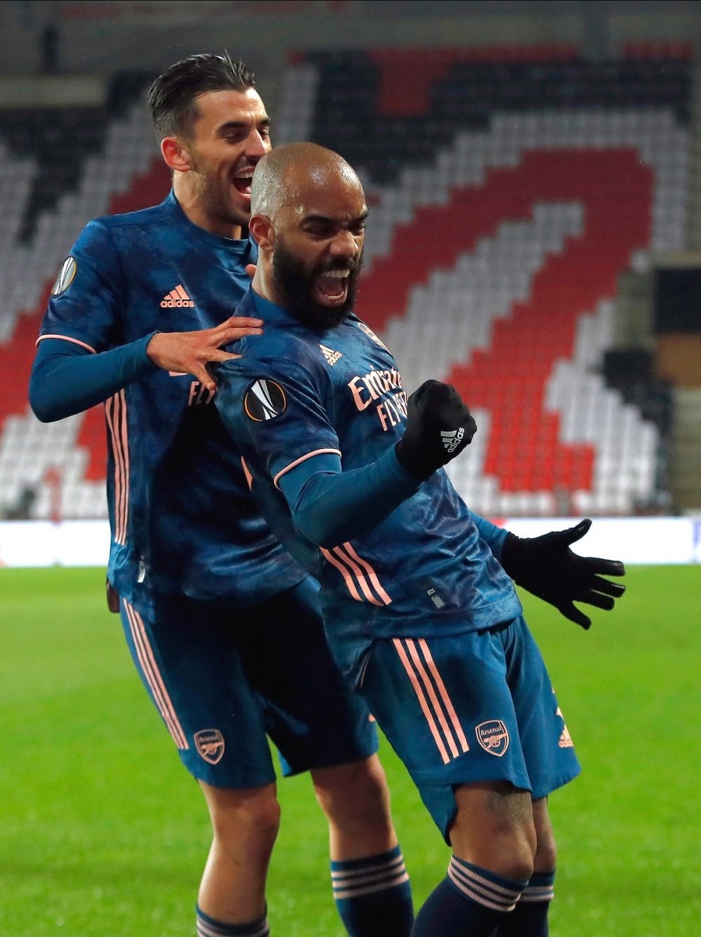 Arsenal oyuncuları 'Irkçılığa karşı diz çök'tü! Ev sahibi ekibin katılmaması tepkilere neden oldu