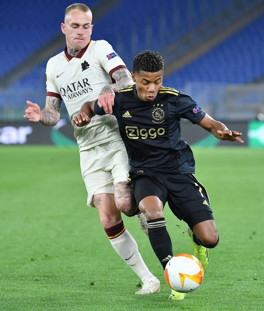 Arsenal oyuncuları 'Irkçılığa karşı diz çök'tü! Ev sahibi ekibin katılmaması tepkilere neden oldu