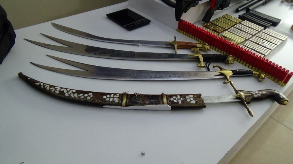 Sedat Peker grubu operasyonunda ele geçirilen kılıç ve silahlar sergilendi