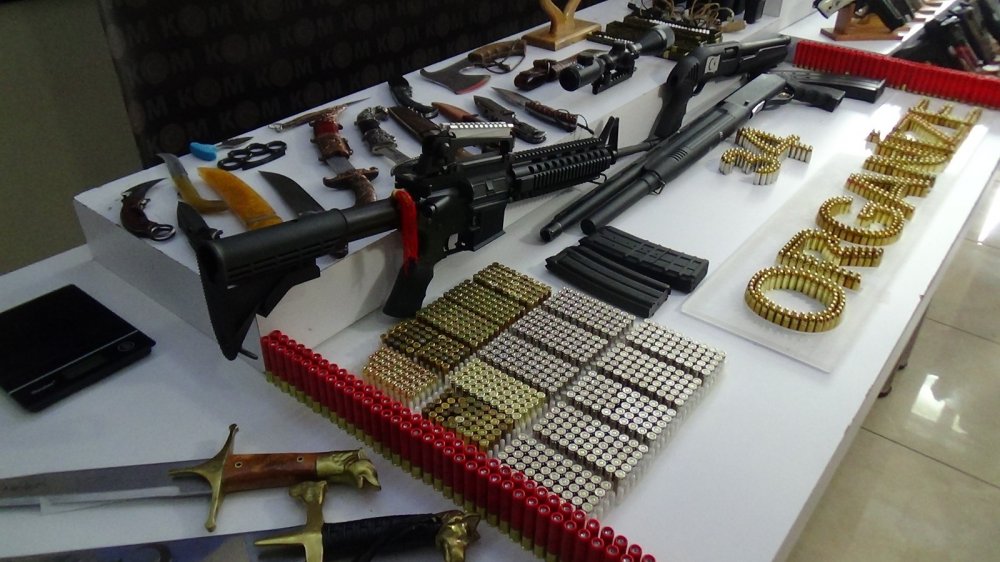 Sedat Peker grubu operasyonunda ele geçirilen kılıç ve silahlar sergilendi