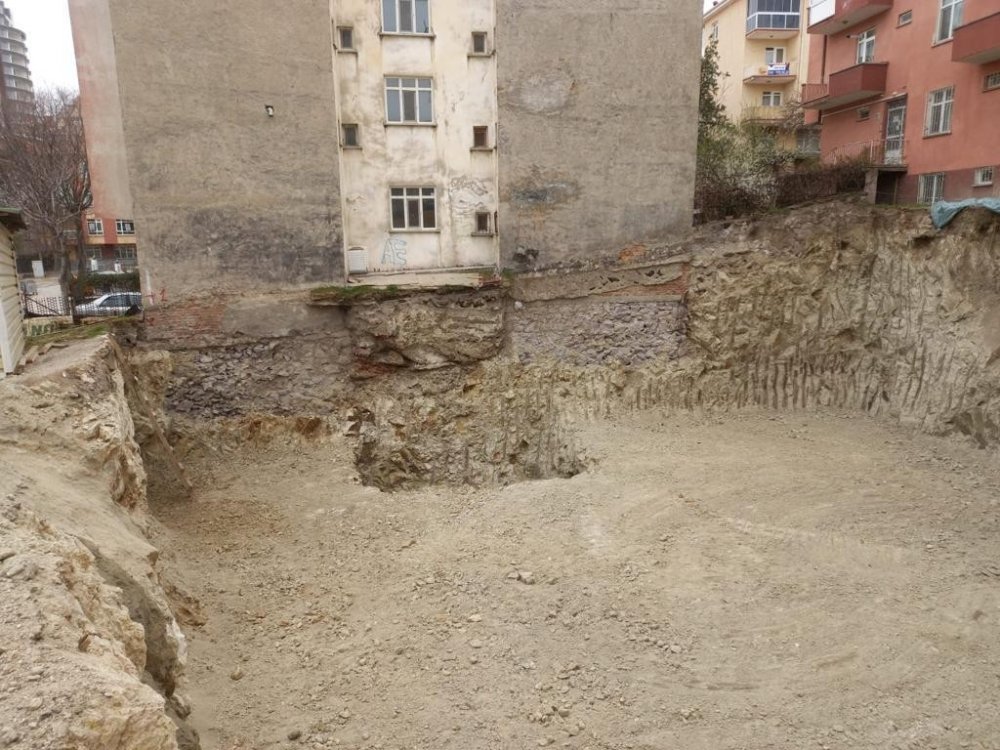 Çökme tehlikesi bulunan apartman tahliye edildi!