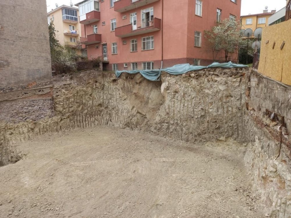 Çökme tehlikesi bulunan apartman tahliye edildi!