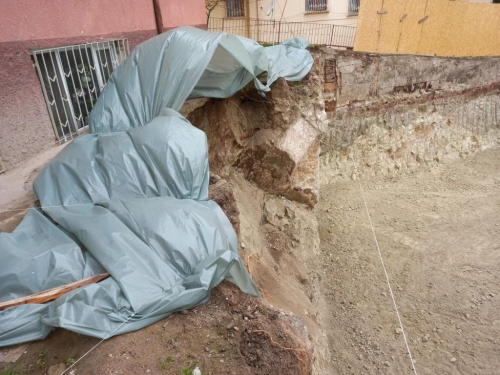 Çökme tehlikesi bulunan apartman tahliye edildi!