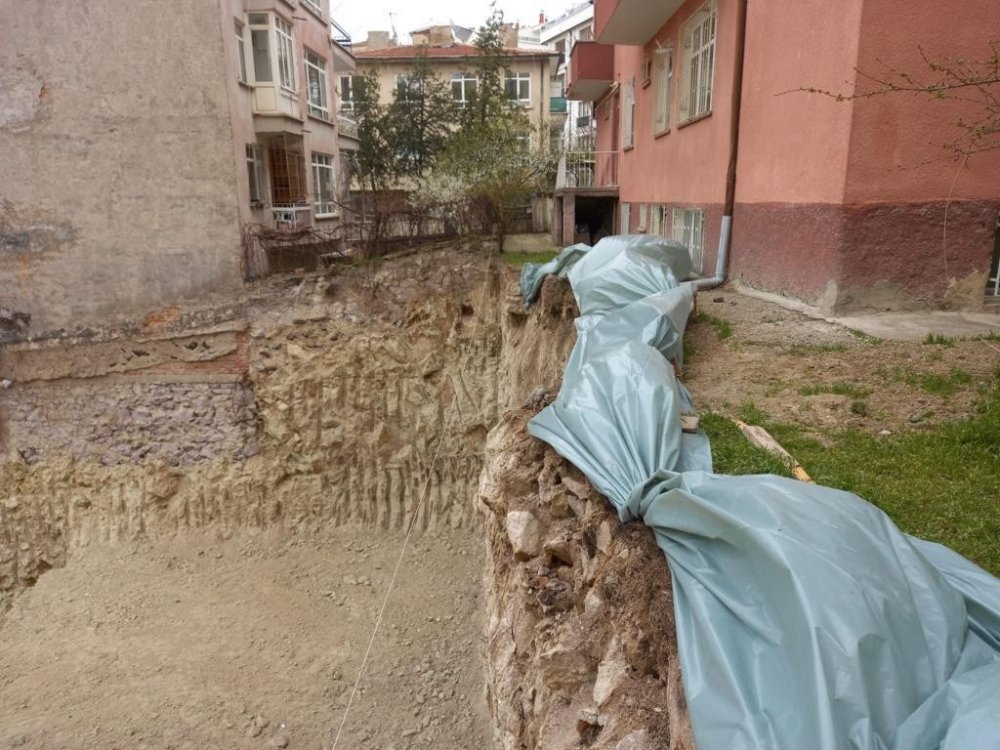 Çökme tehlikesi bulunan apartman tahliye edildi!