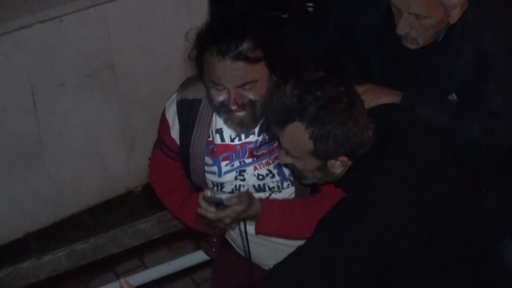 Dükkanları alev alev yanarken dayak yediler!