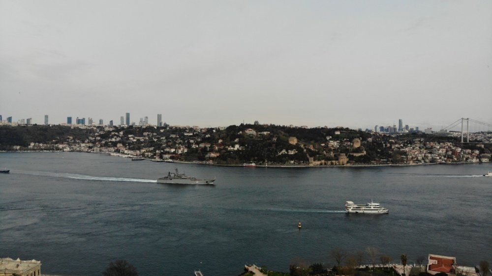 İstanbul Boğazı’ndan geçen Rus savaş gemileri böyle görüntülendi