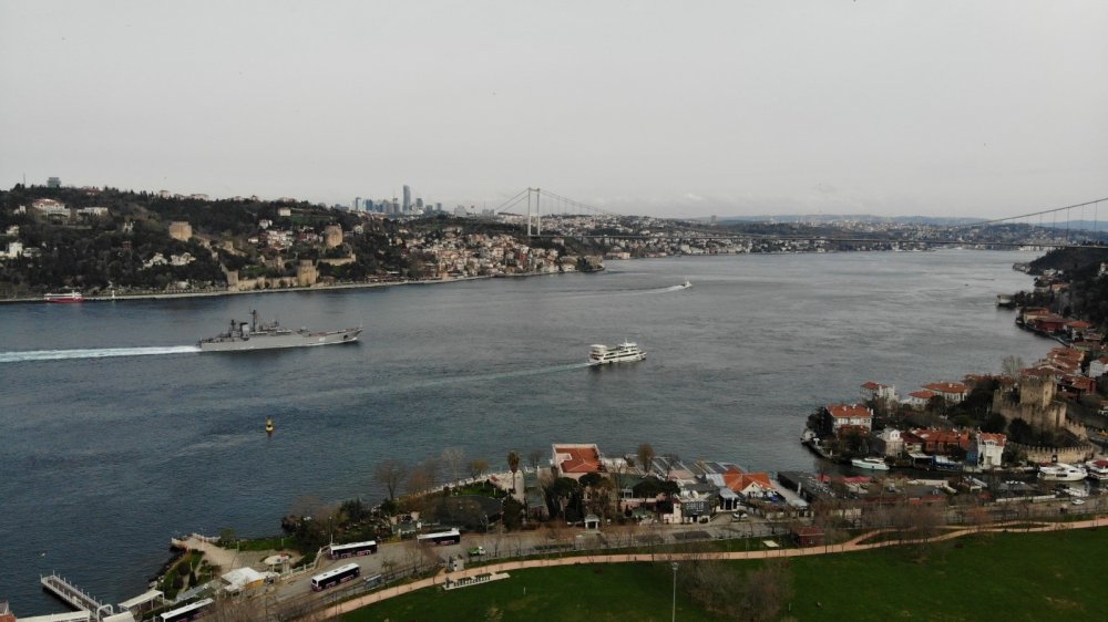 İstanbul Boğazı’ndan geçen Rus savaş gemileri böyle görüntülendi