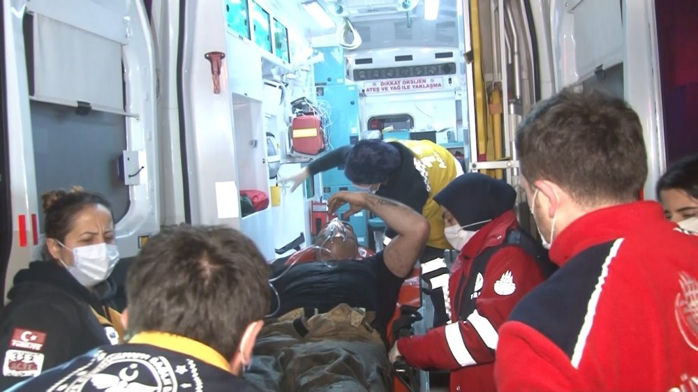 Mobilya fabrikasında yangın! Fenalaşan itfaiye eri hastaneye kaldırıldı