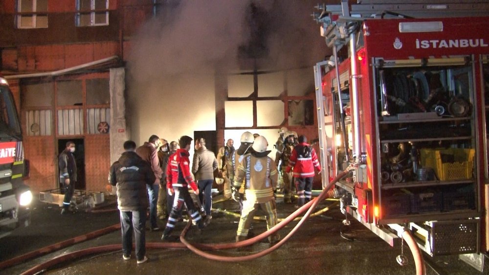 Mobilya fabrikasında yangın! Fenalaşan itfaiye eri hastaneye kaldırıldı
