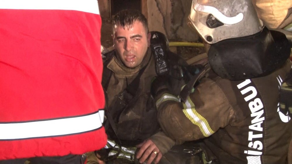 Mobilya fabrikasında yangın! Fenalaşan itfaiye eri hastaneye kaldırıldı