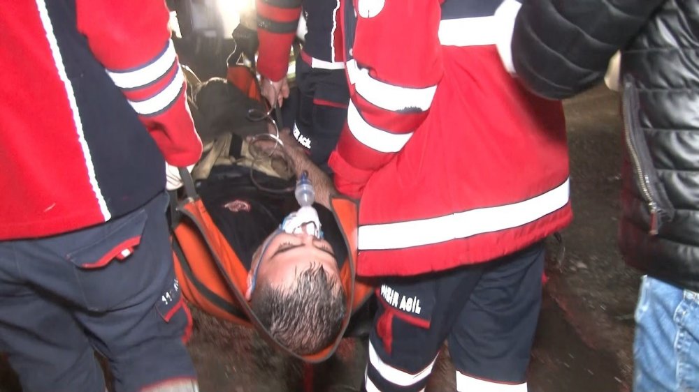 Mobilya fabrikasında yangın! Fenalaşan itfaiye eri hastaneye kaldırıldı