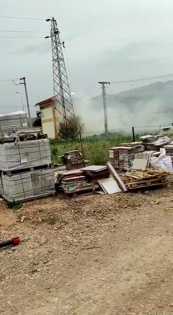 Şiddetli fırtınada gerilim hatları birbirine değdi! Trafo bomba gibi patlattı