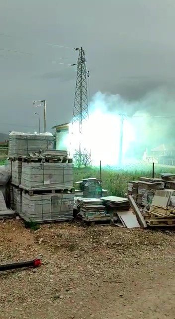 Şiddetli fırtınada gerilim hatları birbirine değdi! Trafo bomba gibi patlattı