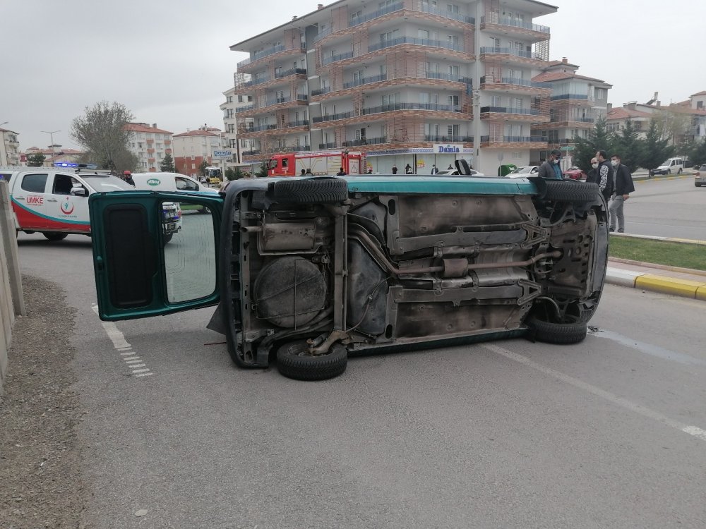 Aksaray'da otomobil hafif ticari araçla çarpıştı! 2 yaralı
