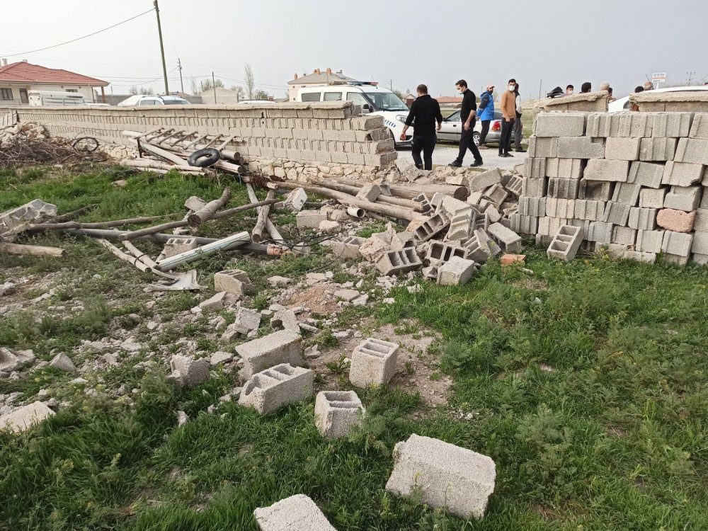 Konya yolunda şarampole uçan otomobil duvarı yıkıp bahçeye girdi