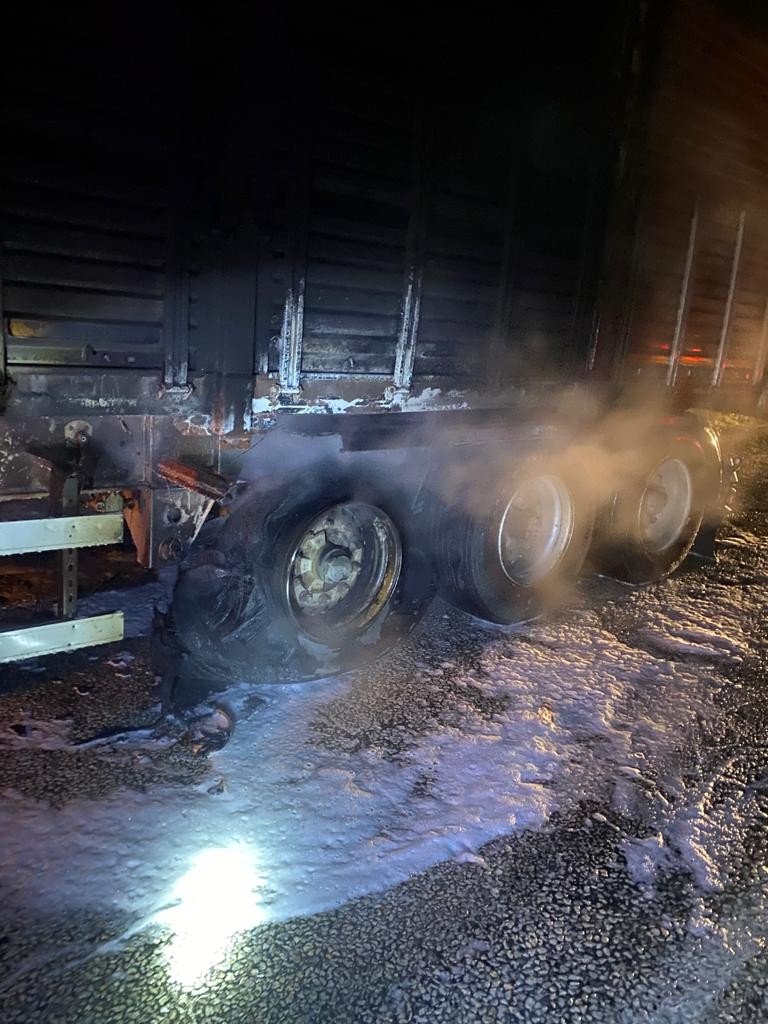 Tırın dorsesi seyir halindeki tutuştu