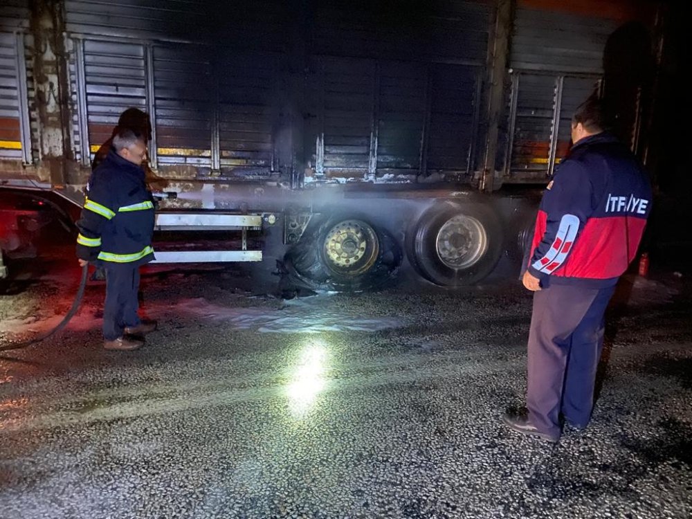 Tırın dorsesi seyir halindeki tutuştu