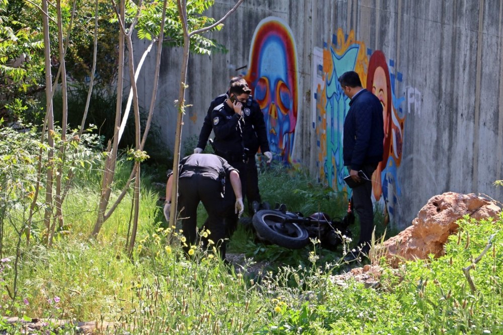 Antalya'da hareketli anlar! Motosikleti bırakıp kaçtı