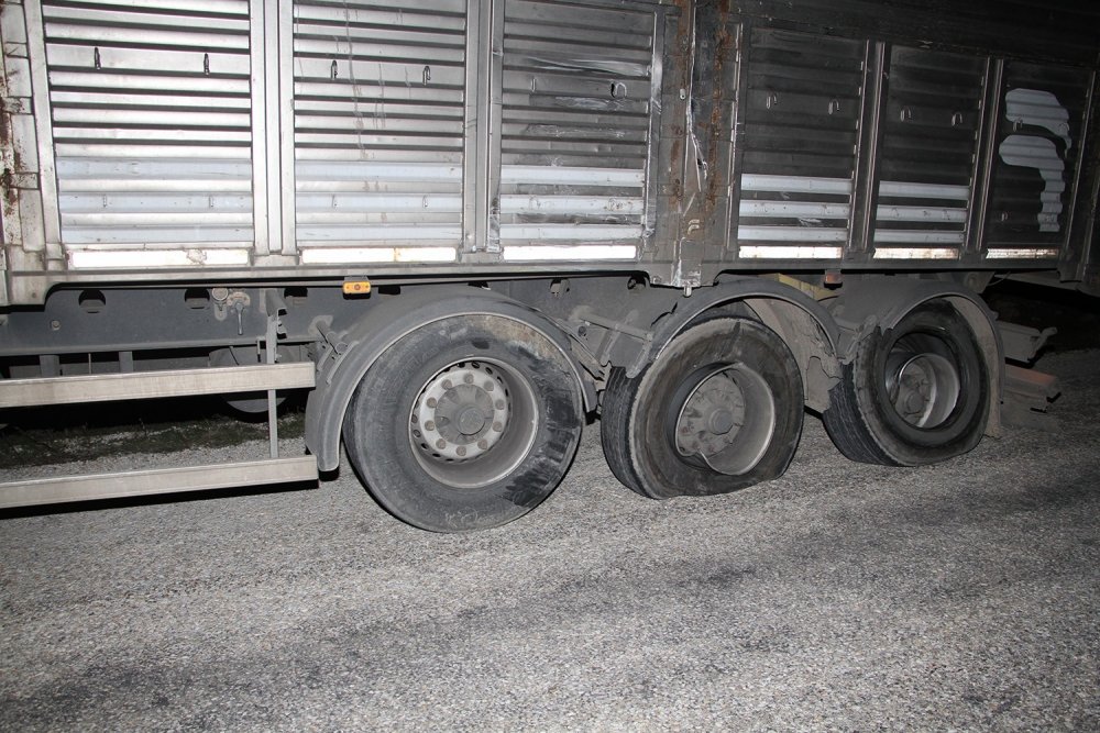 Tırla çarpan kamyonette sıkışan sürücü ağır yaralandı