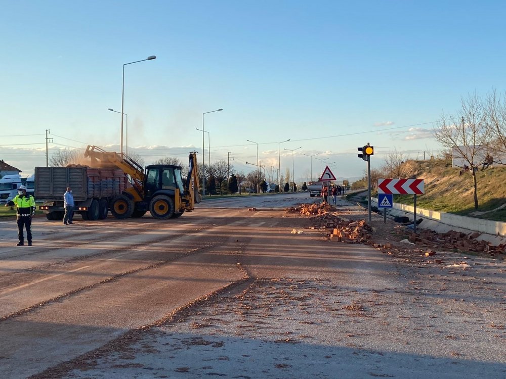 Afyon - Konya yolunda tırla motosiklet çarpıştı! Tuğlalar yola savruldu