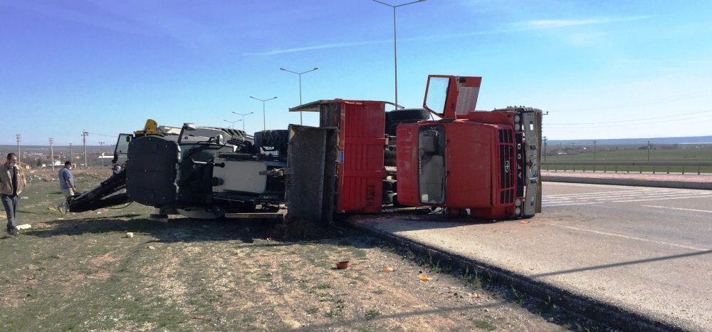 Konya'da iş makinesi taşıyan kamyon devrildi