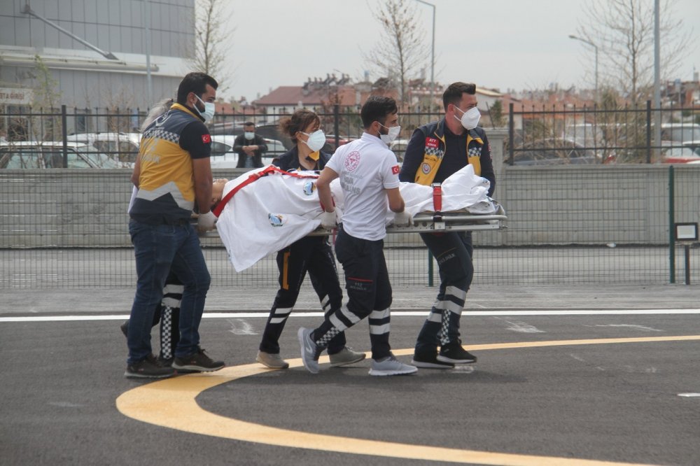 Ayaklarını çapa makinesine kaptıran kadın ambulans helikopterle Konya'ya geldi