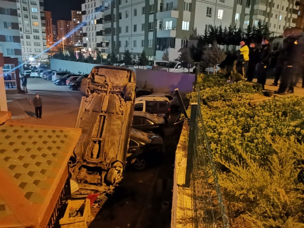 Binanın otoparkına düşen otomobil bu halde kaldı! Parktaki araçlar pert