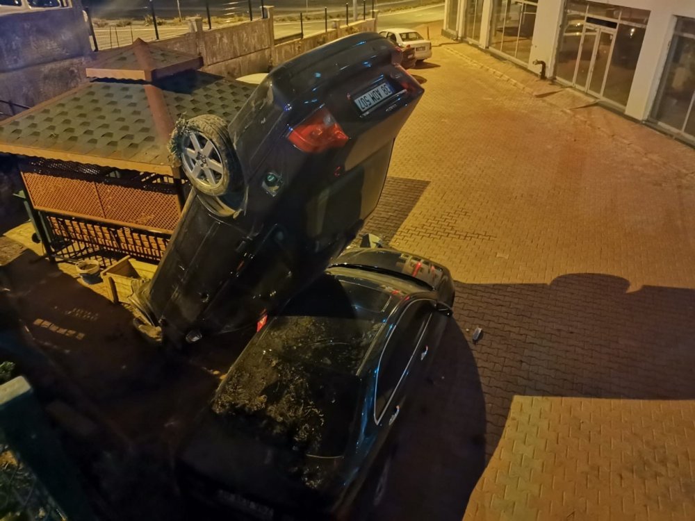 Binanın otoparkına düşen otomobil bu halde kaldı! Parktaki araçlar pert