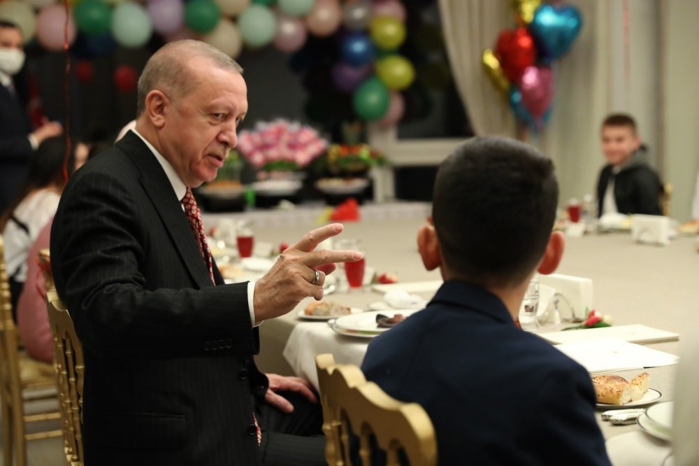 Erdoğan çifti iftarda çocukları ağırladı