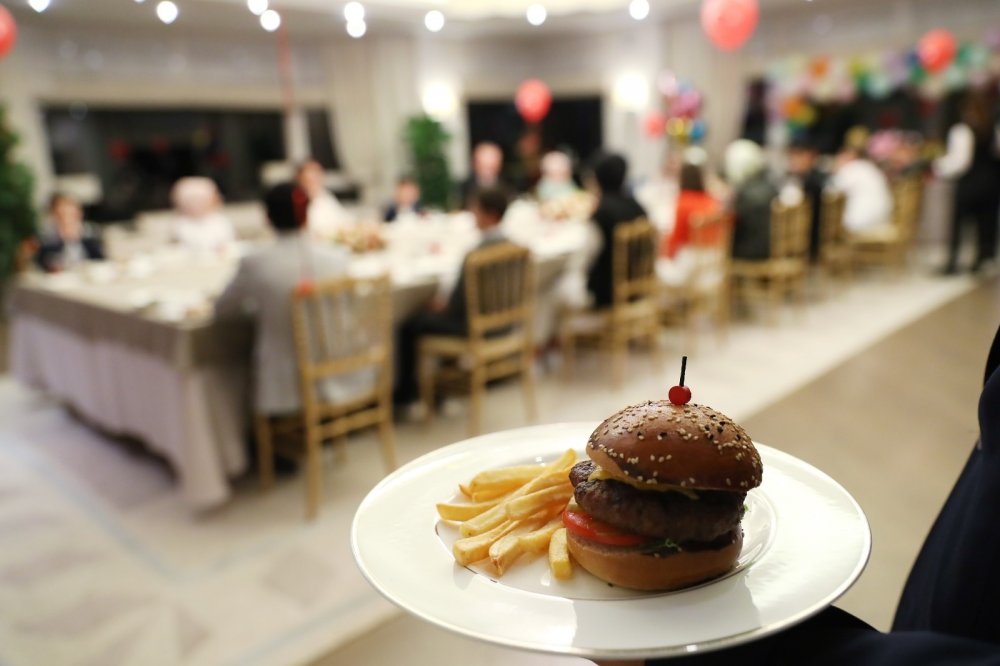 Erdoğan çifti iftarda çocukları ağırladı
