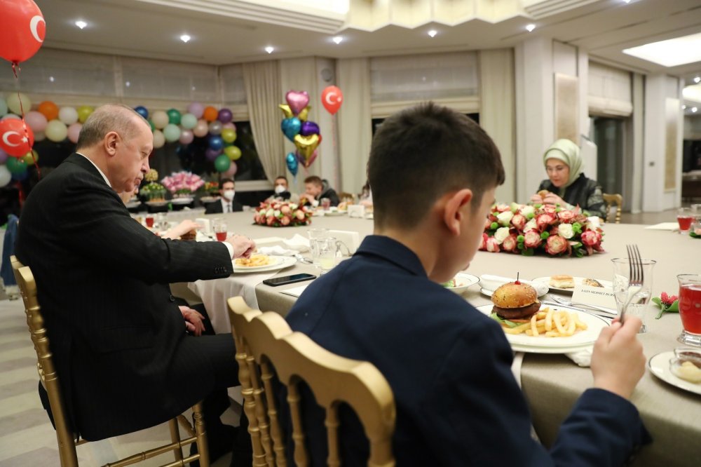 Erdoğan çifti iftarda çocukları ağırladı