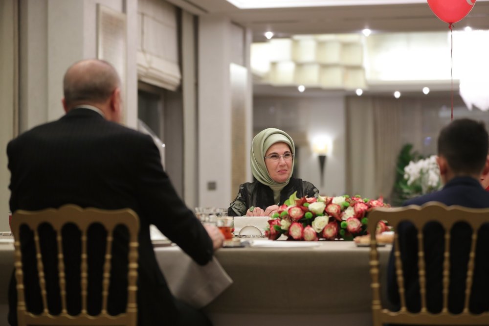 Erdoğan çifti iftarda çocukları ağırladı