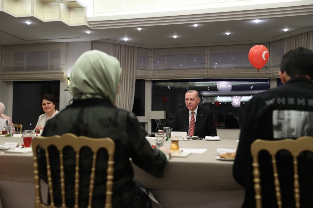 Erdoğan çifti iftarda çocukları ağırladı