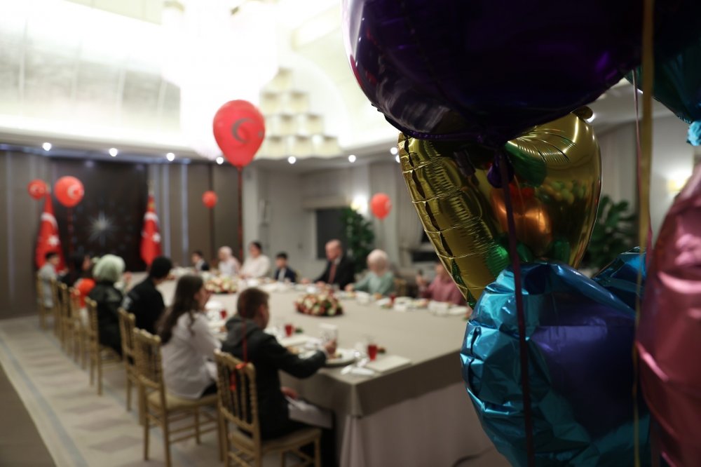 Erdoğan çifti iftarda çocukları ağırladı
