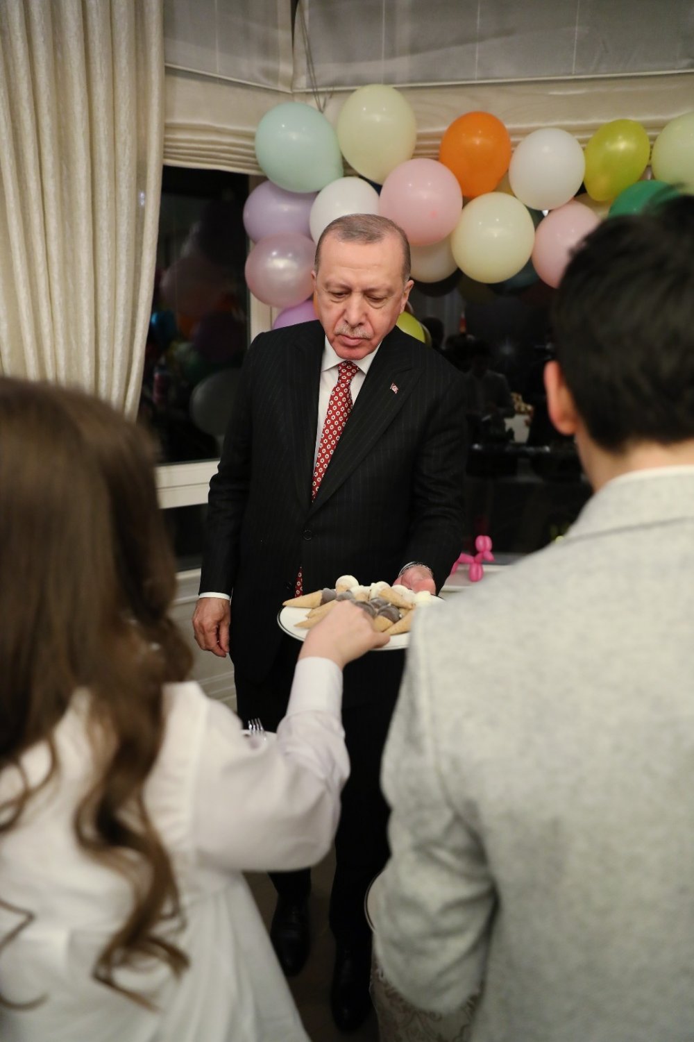 Erdoğan çifti iftarda çocukları ağırladı