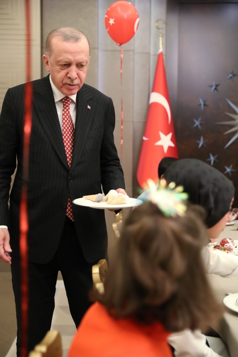 Erdoğan çifti iftarda çocukları ağırladı